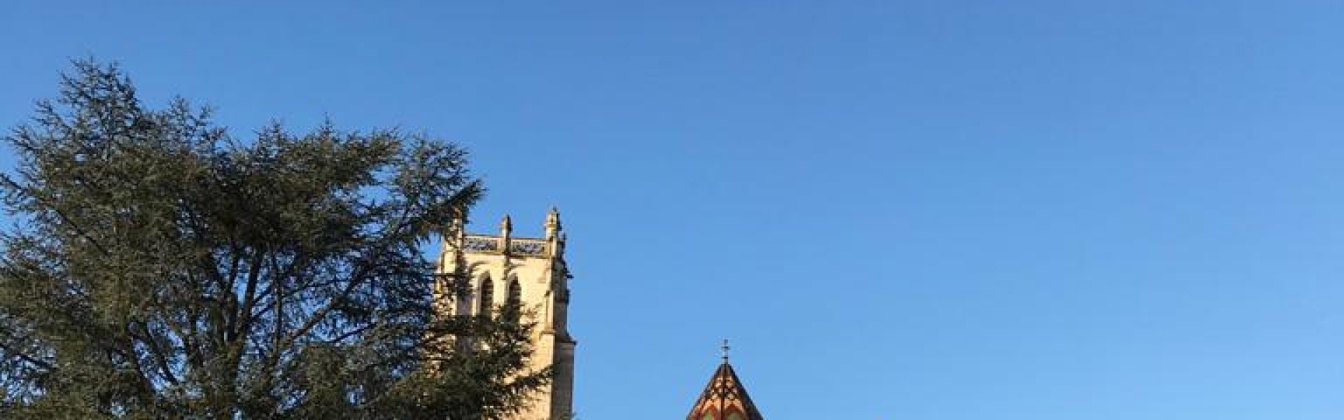Bourg en bresse-kirche-frankreich-urlaub Das idyllische Bild zeigt die beeindruckende Kirche von Bourg-en-Bresse, einer charmanten Stadt in Frankreich. Die Kirche, bekannt als Notre-Dame, beeindruckt mit ihrer imposanten Architektur und ihrer reichen Geschichte. Tauchen Sie ein in die Atmosphäre dieser historischen Stadt und entdecken Sie die Schönheit der Kirche von Bourg-en-Bresse. Genießen Sie einen unvergesslichen Urlaub in Frankreich und erkunden Sie die malerischen Straßen, traditionellen Märkte und gemütlichen Cafés dieser bezaubernden Stadt.