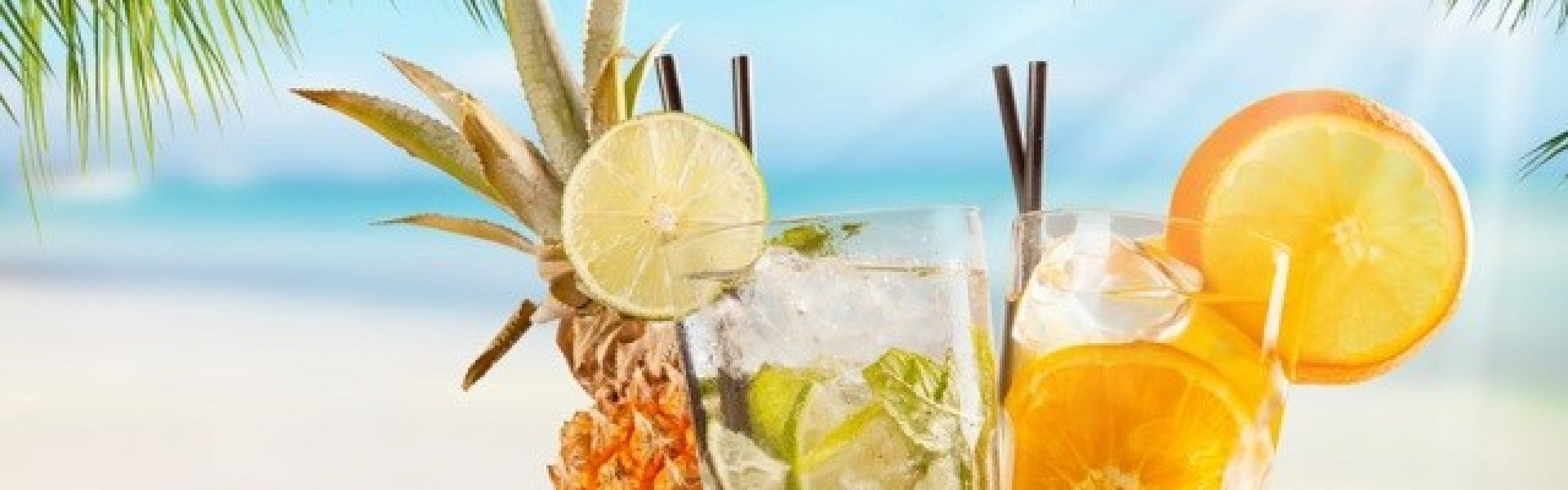 Cocktail-unter-Palmen-am-Sandstrand In diesem erfrischenden Bild ist ein köstlicher Cocktail auf einem Tisch unter schattenspendenden Palmen am Sandstrand zu sehen. Die glitzernde Sonne spiegelt sich im türkisfarbenen Wasser wider, während sanfte Wellen an den Strand rollen. Die exotische Atmosphäre lädt zum Entspannen und Genießen ein. Der Cocktail ist kunstvoll mit frischen Früchten und einem farbenfrohen Schirmchen garniert und verspricht einen Moment der Erfrischung und des puren Genusses. Dieses Bild erweckt das Verlangen nach einem tropischen Urlaub und erinnert uns daran, wie wunderbar es ist, sich an einem paradiesischen Ort zu entspannen.