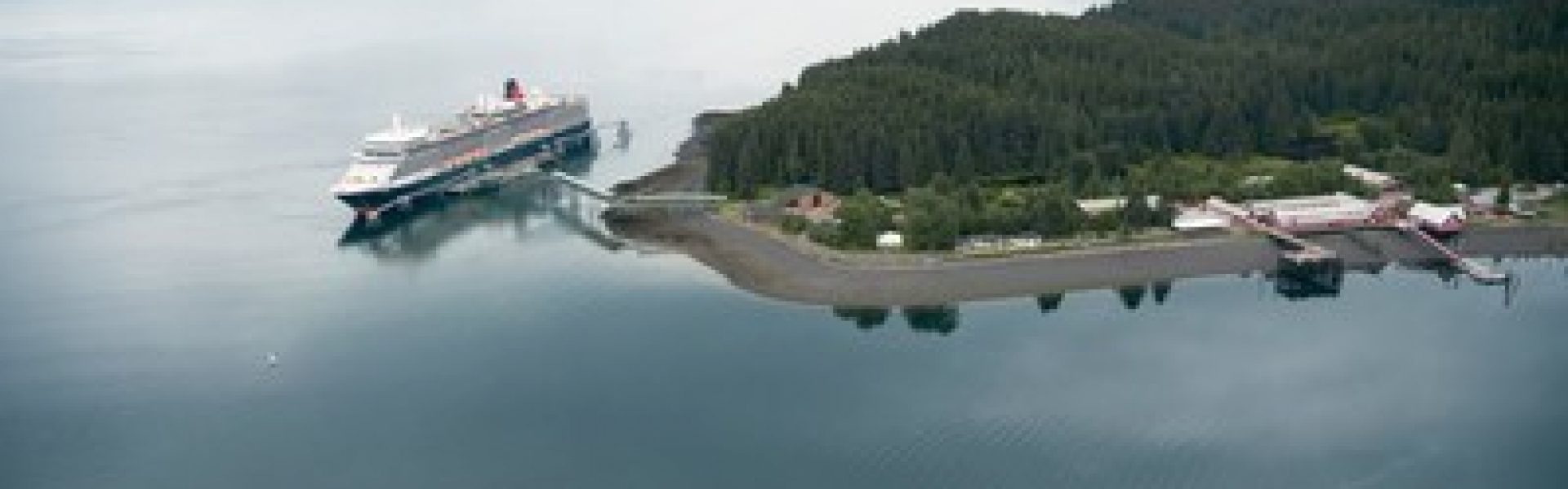 Cunard-Queen Elizabeth-Alaska Kreuzfahrt-Icy Strait Point Willkommen an Bord der Queen Elizabeth auf Ihrer Alaska-Kreuzfahrt! Dieses Bild zeigt das majestätische Kreuzfahrtschiff vor der atemberaubenden Kulisse von Icy Strait Point. Die beeindruckende Landschaft aus schneebedeckten Bergen und unberührter Natur bietet den Passagieren ein unvergleichliches Erlebnis. Erkunden Sie das charmante Fischerdorf, genießen Sie die faszinierende Tierwelt und lassen Sie sich von der einzigartigen Schönheit Alaskas verzaubern. Eine Kreuzfahrt mit der Queen Elizabeth ist der perfekte Weg, um diese spektakuläre Region zu entdecken.