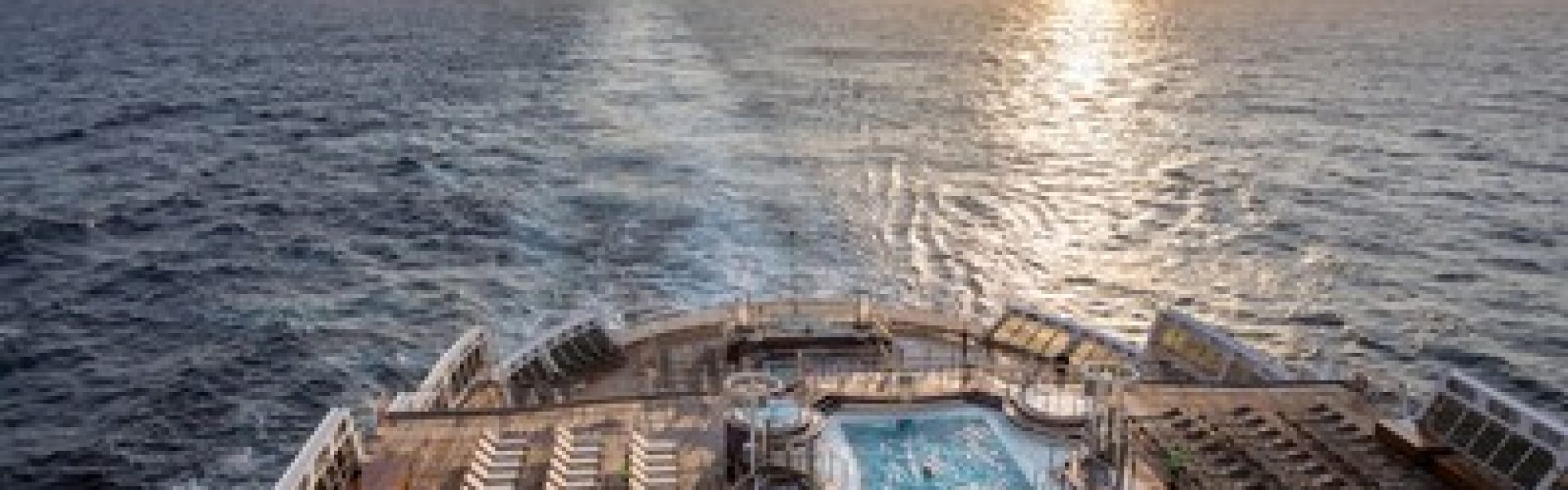 Cunard-Queen Mary 2-Kreuzfahrt buchen-Deck mit Pool Auf dem Bild ist das Deck mit Pool der Cunard-Queen Mary 2 zu sehen, einem luxuriösen Kreuzfahrtschiff, das für seinen erstklassigen Service und seine elegante Ausstattung bekannt ist. Das weitläufige Pooldeck bietet den Gästen die Möglichkeit, sich zu entspannen, während sie die malerische Aussicht auf das offene Meer genießen. Erfrischen Sie sich im kristallklaren Wasser des Pools oder entspannen Sie auf den komfortablen Liegestühlen und genießen Sie die warme Sonne. Die Queen Mary 2 bietet ein unvergleichliches Erlebnis auf hoher See, das Luxus und Entspannung vereint.