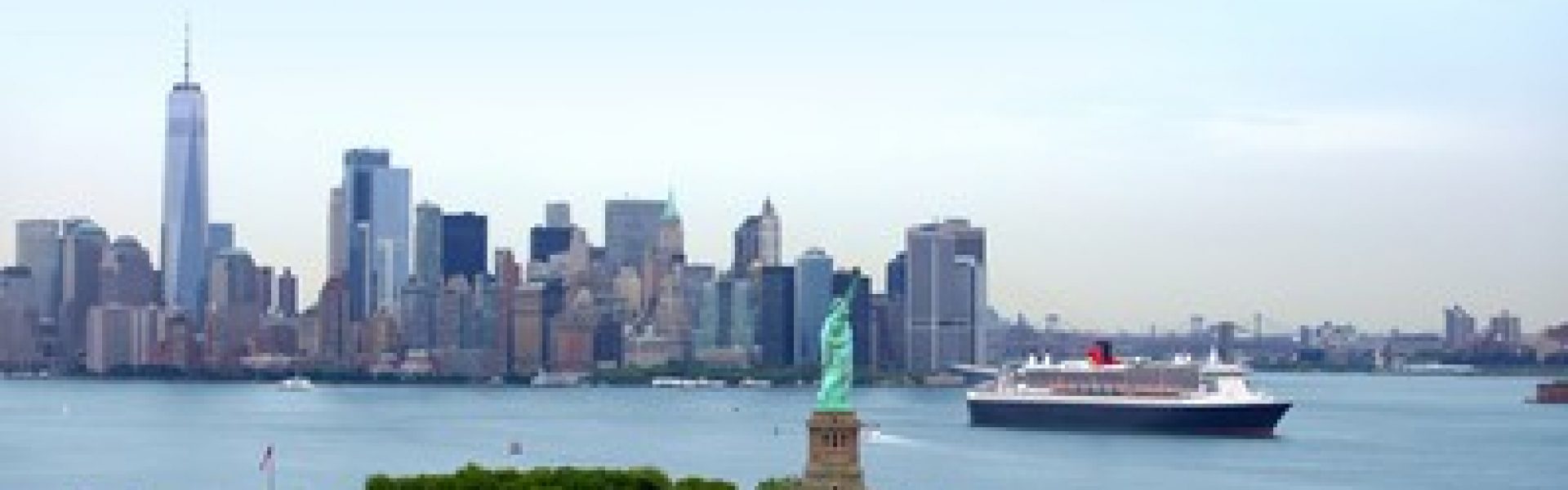 Cunard Queen Mary 2 New York-Luxuskreuzfahrt Weltreise Erleben Sie den unvergleichlichen Luxus an Bord der Cunard Queen Mary 2 auf ihrer Weltreise. Das Bild zeigt das majestätische Kreuzfahrtschiff im Hafen von New York. Tauchen Sie ein in eine Welt voller Eleganz und Stil, während Sie die atemberaubenden Ausblicke auf die berühmte Skyline von Manhattan genießen. Auf dieser Luxuskreuzfahrt werden Sie mit erstklassigem Service, exquisiter Küche und einem umfangreichen Unterhaltungsprogramm verwöhnt. Die Cunard Queen Mary 2 verspricht eine unvergessliche Reise um die Welt.