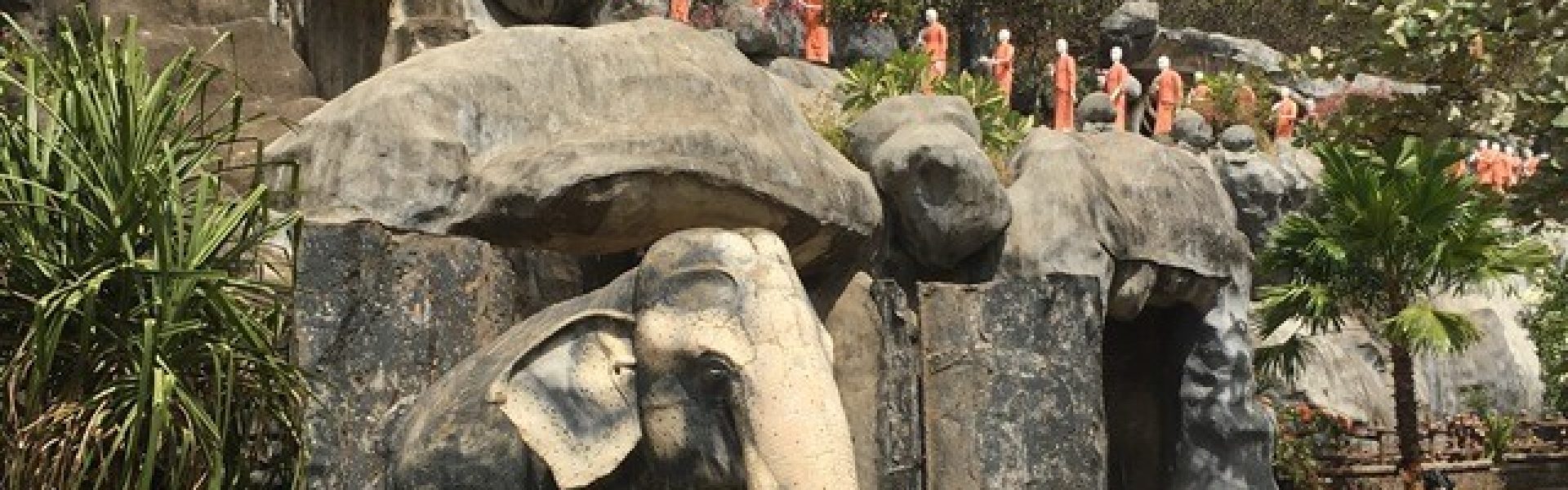 Dambulla-Höhlentempel-Sri Lanka-Studienreisen Das beeindruckende Bild zeigt den Dambulla-Höhlentempel, eine der bedeutendsten religiösen Stätten in Sri Lanka. Die Höhle ist mit wunderschönen Wandmalereien und tausenden von Buddhastatuen geschmückt, die den Besuchern eine faszinierende Erfahrung bieten. Die Studienreisen von Anke Budde bieten die Möglichkeit, diesen spirituellen Ort zu erkunden und mehr über die reiche Geschichte und Kultur des Landes zu erfahren.