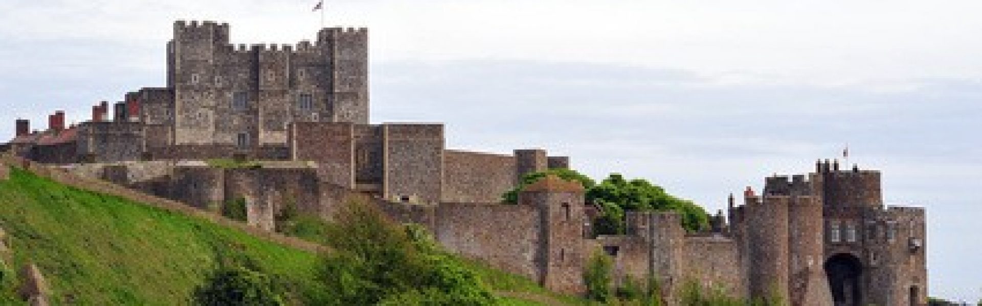 Dover Schloss Eingang Das imposante Bild zeigt den majestätischen Eingang des Dover Schlosses, einer historischen Festungsanlage in Dover, England. Der Eingang beeindruckt mit seinem imposanten Tor und den massiven Mauern, die die Geschichte vergangener Jahrhunderte widerspiegeln. Das Dover Schloss ist ein beliebtes Ziel für Geschichtsinteressierte und bietet einen atemberaubenden Ausblick auf den Ärmelkanal. Buchen Sie jetzt Ihre Reise nach Dover und entdecken Sie die faszinierende Geschichte und die beeindruckende Architektur dieses einzigartigen Schlosses.