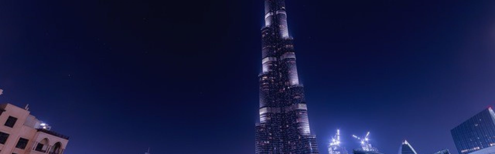 Dubai-Urlaubsreisen-Urlaubsangebote-burj-khalifa Das Bild zeigt das beeindruckende Wahrzeichen von Dubai, den Burj Khalifa, der majestätisch in den Himmel ragt. Dubai, bekannt für seinen Luxus und seine modernen Architektur, bietet eine Fülle von Urlaubsreisen und erstklassigen Urlaubsangeboten. Ein Besuch des Burj Khalifa, dem höchsten Gebäude der Welt, ermöglicht atemberaubende Ausblicke auf die Stadt und die umliegende Wüstenlandschaft. Dubai bietet seinen Besuchern eine Kombination aus Kultur, Luxus, Einkaufsmöglichkeiten und Unterhaltung, die einen unvergesslichen Urlaub verspricht.