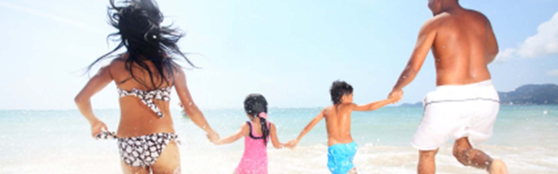 Familienurlaub-Meer-Sandstrand Verbringen Sie mit Ihrer Familie einen unvergesslichen Urlaub am Meer und am Sandstrand. Auf unserem Bild sehen Sie eine glückliche Familie, die am Strand entlang spaziert und das kristallklare Wasser genießt. Wenn Sie auch eine solche unvergessliche Erfahrung machen möchten, dann sollten Sie sich unsere Urlaubsangebote ansehen. Wir bieten Ihnen eine breite Auswahl an Familienurlauben am Meer und am Sandstrand, bei denen Sie die Sonne und das Meer genießen können.