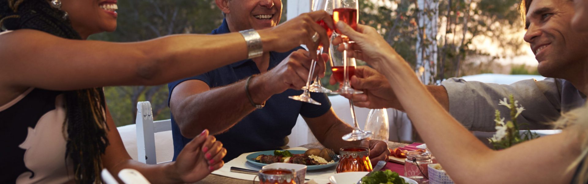 Ferienhaus mit Freunden buchen Verbringen Sie unvergessliche Abende mit Ihren Freunden in einem gemütlichen Ferienhaus! Das Bild zeigt eine fröhliche Gruppe von Freunden, wie sie das gemeinsame Abendessen auf der Terrasse ihres Ferienhauses genießen. Entfliehen Sie dem Alltag und erleben Sie unbeschwerte Momente in einem komfortablen und gut ausgestatteten Ferienhaus. Genießen Sie die Geselligkeit beim Grillen, kochen Sie gemeinsam in der voll ausgestatteten Küche und lassen Sie den Tag bei einem Glas Wein ausklingen. In unseren Ferienhäusern finden Sie den perfekten Raum, um Zeit mit Ihren Freunden zu verbringen, gemeinsame Erinnerungen zu schaffen und sich rundum wohlzufühlen. Buchen Sie jetzt Ihr Ferienhaus und freuen Sie sich auf unvergessliche Abende mit Ihren Liebsten!