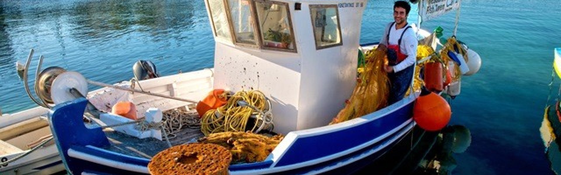 Fischerboot-samos-urlaubsreisen griechenland-urlaubsangebote Das Bild zeigt ein malerisches Fischerboot vor der Küste von Samos, einer bezaubernden Insel in Griechenland. Samos ist bekannt für seine idyllischen Strände, kristallklares Wasser und charmante Dörfer. Es ist ein beliebtes Ziel für Urlaubsreisen und bietet eine Vielzahl von Urlaubsangeboten für Reisende. Genießen Sie entspannte Tage am Strand, erkunden Sie historische Stätten und lassen Sie sich von der Gastfreundschaft der Einheimischen verwöhnen. Samos ist ein wahrer Geheimtipp für einen unvergesslichen Urlaub in Griechenland.