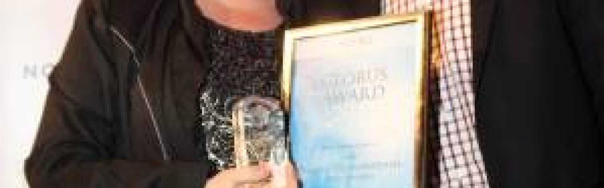 Globus Award Budde Urlaubsreisen Anke Budde, Gewinnerin des Globus Awards 2013, und Matthias Gürtler, Chefredakteur der Touristik Aktuell, auf einem gemeinsamen Foto.