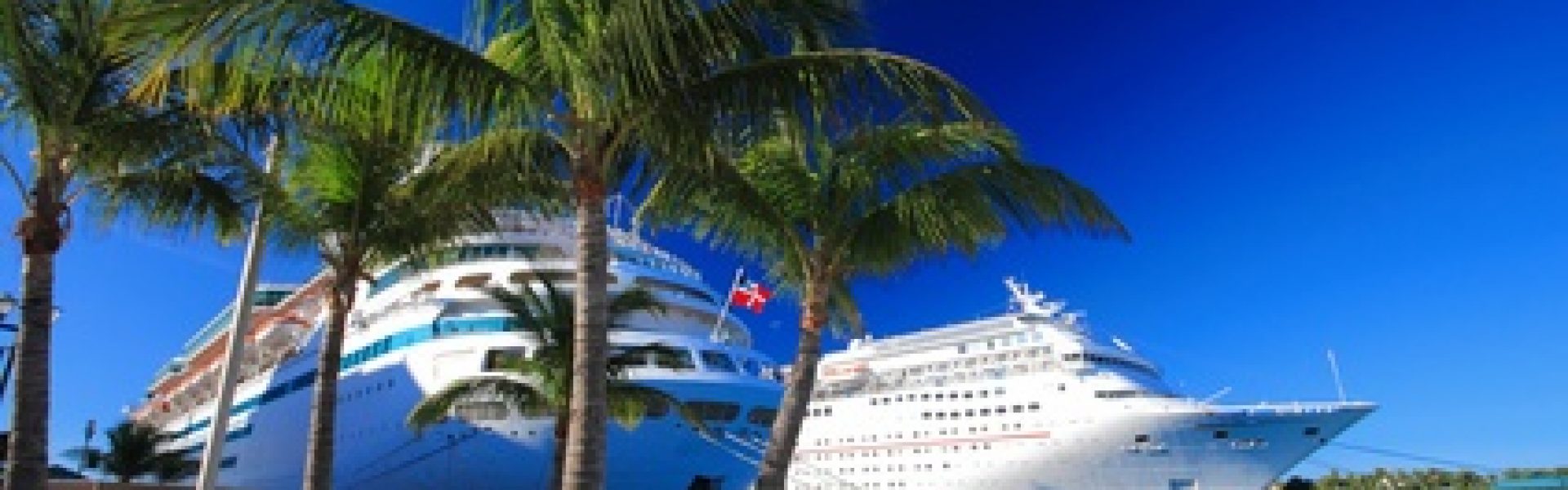 Kreuzfahrtschiff Bahamas Hafen Karibik Auf diesem atemberaubenden Bild können Sie ein imposantes Kreuzfahrtschiff im Hafen der Bahamas in der Karibik bewundern. Das majestätische Schiff thront über dem türkisblauen Wasser und lässt erahnen, welche Abenteuer und exotischen Ziele es auf seiner Reise bereithält. Der Hafen ist lebendig, mit farbenfrohen Gebäuden und geschäftigen Menschen, die das maritime Flair der Karibik genießen. Diese Aufnahme lädt Sie ein, sich von der Magie der Kreuzfahrt mitreißen zu lassen und unvergessliche Erinnerungen auf den traumhaften Inseln der Bahamas zu schaffen.