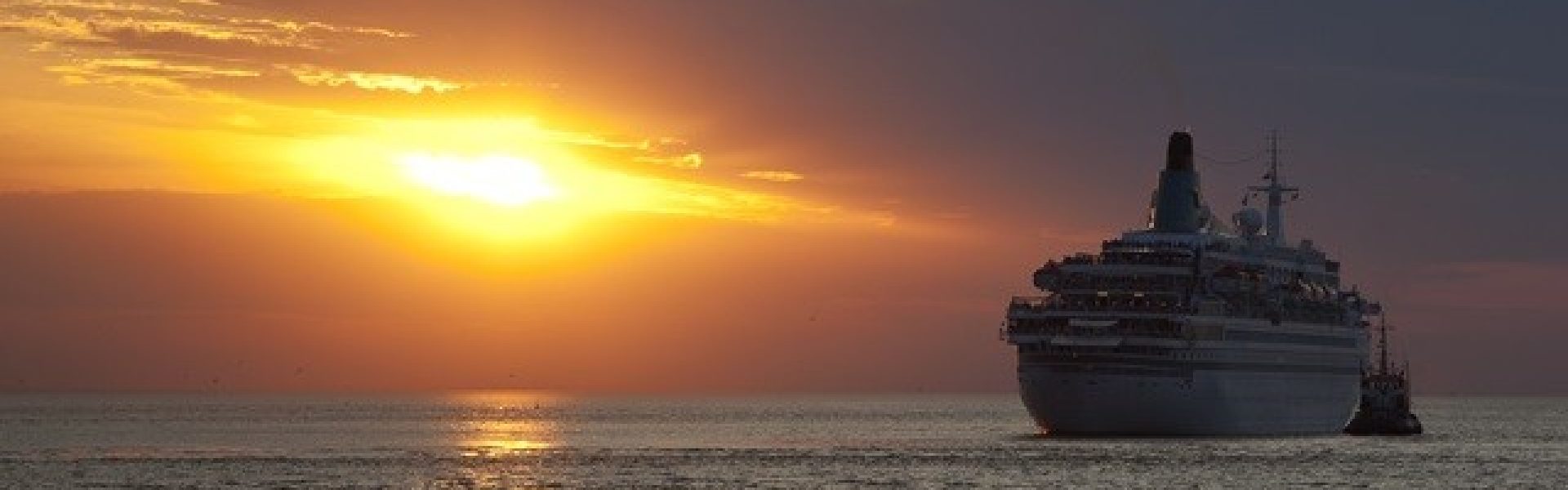 Kreuzfahrt-Kreuzfahrtschiff-Luxusurlaub Willkommen an Bord dieses luxuriösen Kreuzfahrtschiffs! Dieses Bild entführt Sie in eine Welt des Luxus und der Entspannung auf hoher See. Das elegante Kreuzfahrtschiff gleitet majestätisch durch das türkisblaue Wasser und bietet Ihnen einen unvergleichlichen Urlaub voller Komfort und erstklassiger Annehmlichkeiten. Genießen Sie die exzellente Gastronomie, entspannen Sie sich in den luxuriösen Kabinen und lassen Sie sich von einem breiten Angebot an Aktivitäten und Unterhaltung verwöhnen. Diese Kreuzfahrt wird zu einem unvergesslichen Erlebnis und entführt Sie an faszinierende Orte weltweit.