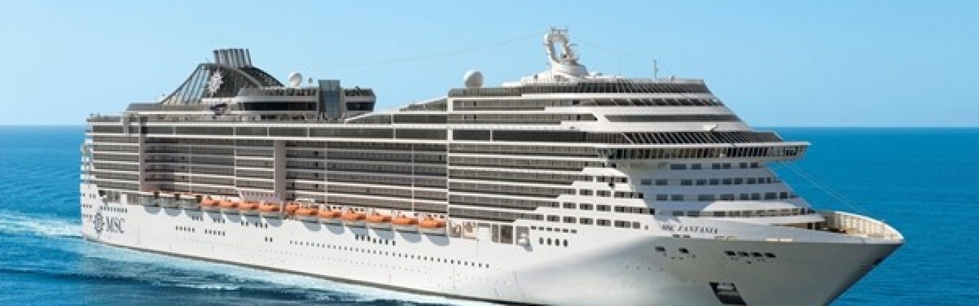 Mit der MSC Fantasia im östlichen Mittelmeer. Kreuzfahrtschiff MSC Fantasia Das beeindruckende Bild zeigt das luxuriöse Kreuzfahrtschiff MSC Fantasia, während es majestätisch über das glitzernde Meer gleitet. Mit seiner eleganten Außenhülle und den zahlreichen Annehmlichkeiten an Bord bietet die MSC Fantasia ein unvergleichliches Kreuzfahrterlebnis. Genießen Sie den Komfort der geräumigen Kabinen, entdecken Sie erstklassige Restaurants und Bars sowie ein breites Angebot an Unterhaltungsmöglichkeiten. Tauchen Sie ein in die Welt des Luxus und der Entspannung und lassen Sie sich von der MSC Fantasia auf eine unvergessliche Reise entführen.