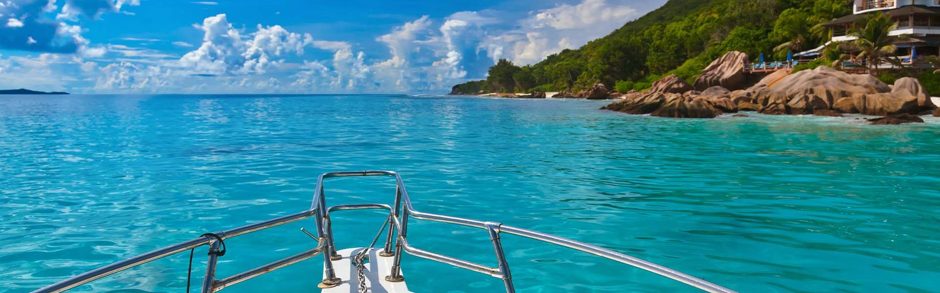 Kreuzfahrterlebnisse Willkommen in den tropischen Gefilden! Auf diesem Bild können Sie ein idyllisches Szenario entdecken - ein kleines Schiff, das sanft an einer exotischen Küste vor Anker liegt. Dieser Ort verspricht unvergessliche Kreuzfahrterlebnisse in den Tropen. Tauchen Sie ein in das kristallklare Wasser, erkunden Sie abgelegene Buchten und genießen Sie die paradiesische Kulisse. Bei uns können Sie Ihre Traumkreuzfahrt buchen und die faszinierende Welt der tropischen Küsten entdecken. Entspannen Sie an traumhaften Stränden, erkunden Sie farbenfrohe Korallenriffe und lassen Sie sich von der tropischen Atmosphäre verzaubern.