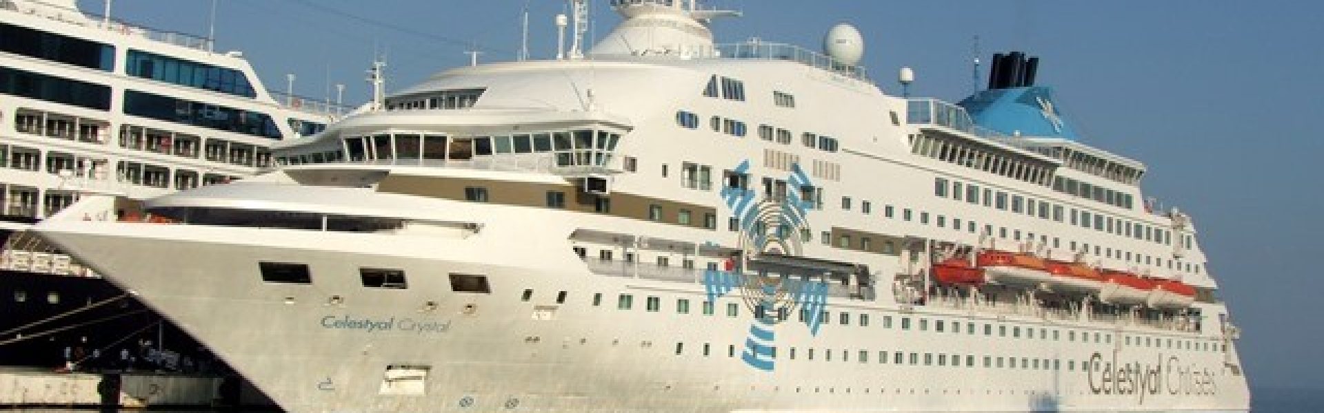 Celestyal Crystal Kreuzfahrtschiff-Kusadasi-Urlaubsreisen Kreuzfahrtschiff Das Bild zeigt das beeindruckende Kreuzfahrtschiff "Celestyal Crystal" während einer Zwischenstation in Kusadasi. Mit seiner eleganten Erscheinung und luxuriösen Ausstattung ist dieses Kreuzfahrtschiff ein beliebtes Ziel für Urlaubsreisen. An Bord können die Passagiere erstklassige Annehmlichkeiten genießen, darunter exquisite Restaurants, Unterhaltungsmöglichkeiten und ein entspannender Wellnessbereich. Kusadasi, ein malerischer Hafen in der Türkei, bietet den Passagieren die Möglichkeit, historische Stätten zu erkunden, lokale Märkte zu besuchen und die gastfreundliche Kultur der Region kennenzulernen. Eine Kreuzfahrt mit der Celestyal Crystal verspricht ein unvergessliches Urlaubserlebnis.