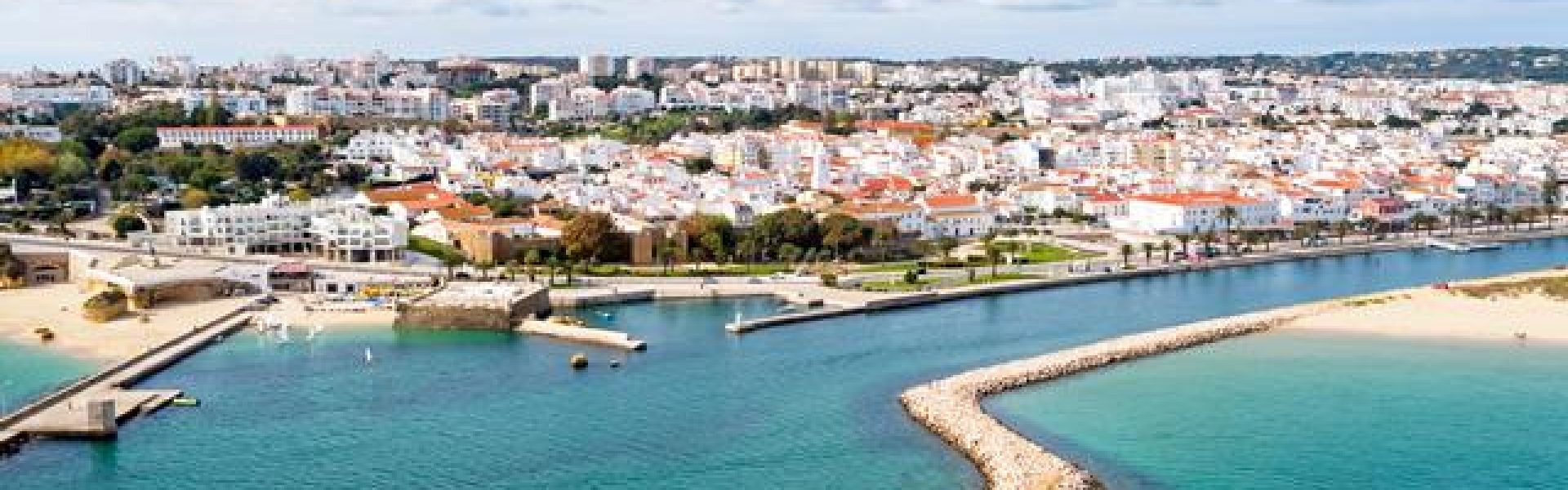 Lagos-Portugal-Algarve-Urlaubsreisen Das Bild präsentiert die malerische Küstenstadt Lagos an der Algarve in Portugal, ein beliebtes Reiseziel für Sonnenanbeter und Naturfreunde. Die atemberaubende Küstenlandschaft, die goldenen Sandstrände und das kristallklare Wasser machen Lagos zu einem Paradies für Strandliebhaber. Erkunden Sie die charmante Altstadt mit ihren historischen Gebäuden, genießen Sie frischen Fisch und Meeresfrüchte in den lokalen Restaurants und erleben Sie die entspannte Atmosphäre des südportugiesischen Lebensstils. Eine Urlaubsreise in die Algarve verspricht unvergessliche Erlebnisse und unzählige Möglichkeiten, die Schönheit dieser Region zu entdecken.