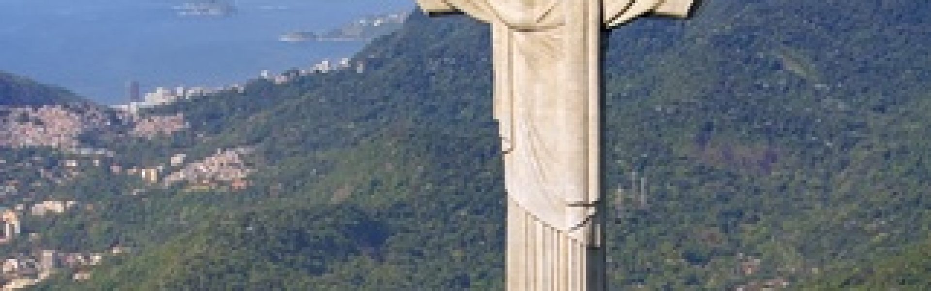 Luftaufnahme von Christus dem Erlöser-Denkmal und Rio De Janeiro Willkommen in Rio de Janeiro, der atemberaubenden Stadt der Wunder! Dieses Bild zeigt eine faszinierende Luftaufnahme des berühmten Christus dem Erlöser-Denkmals. Erhebe dich über die Stadt und bewundere das imposante Monument, das majestätisch über Rio thront. Mit ausgebreiteten Armen scheint es eine Botschaft der Hoffnung und des Friedens auszusenden. Der Anblick des Christus-Denkmals ist ein Symbol für die beeindruckende Schönheit und Spiritualität von Rio de Janeiro. Tauche ein in das pulsierende Leben dieser Stadt, erlebe die lebendige Kultur, die atemberaubenden Strände und die freundlichen Menschen. Rio de Janeiro ist ein Ort voller Kontraste und fesselnder Energie, und das Christus-Denkmals ist ein unvergessliches Wahrzeichen, das Besucher aus der ganzen Welt anzieht.