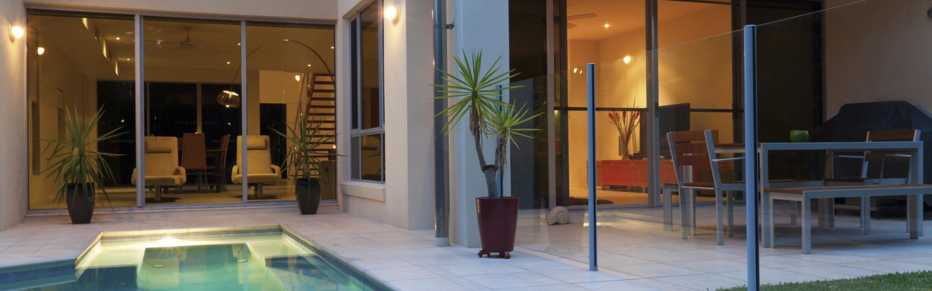 Luxus Ferienhaus buchen für den Familienurlaub Willkommen im Luxus-Ferienhaus für Ihren unvergesslichen Familienurlaub! Das Bild zeigt ein beeindruckendes Ferienhaus mit einem großzügigen Pool, der für Spaß und Entspannung für die ganze Familie sorgt. Die Kinder können im erfrischenden Wasser planschen, während die Eltern auf den bequemen Sonnenliegen die Sonne genießen. Das Ferienhaus bietet Ihnen neben dem Pool auch geräumige Zimmer, eine moderne Küche und eine gemütliche Terrasse, auf der Sie gemeinsame Mahlzeiten im Freien genießen können. Hier können Sie wertvolle Familienzeit verbringen und unvergessliche Erinnerungen schaffen. Buchen Sie jetzt Ihr Luxus-Ferienhaus mit Pool und freuen Sie sich auf einen Familienurlaub, der keine Wünsche offen lässt!