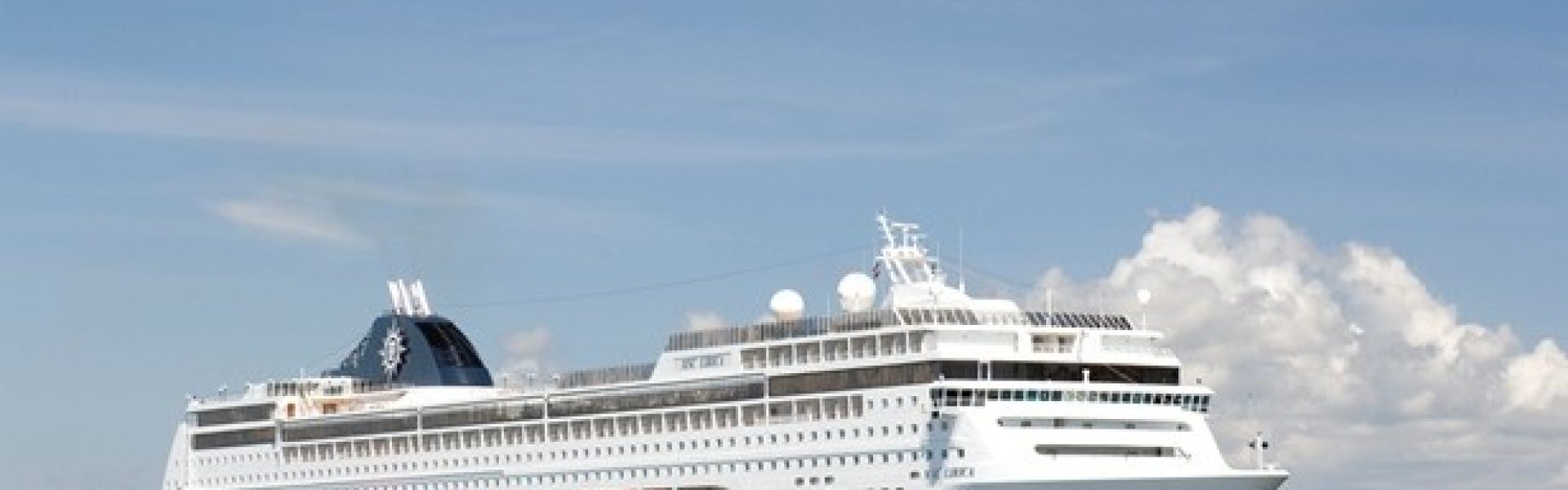 MSC Lirica-Kreuzfahrt buchen-Arabische Emirate Das Bild zeigt das beeindruckende Kreuzfahrtschiff MSC Lirica, das sich auf einer atemberaubenden Reise durch die Arabischen Emirate befindet. Mit seiner eleganten Ausstattung und den zahlreichen Freizeitmöglichkeiten bietet die MSC Lirica den Passagieren ein unvergessliches Kreuzfahrterlebnis in den Arabischen Emiraten. Erkunden Sie die glitzernden Städte Dubai und Abu Dhabi, bewundern Sie die modernen Wolkenkratzer und lassen Sie sich von der orientalischen Kultur verzaubern. Eine Kreuzfahrt mit der MSC Lirica durch die Arabischen Emirate verspricht Luxus, Komfort und unvergessliche Momente.