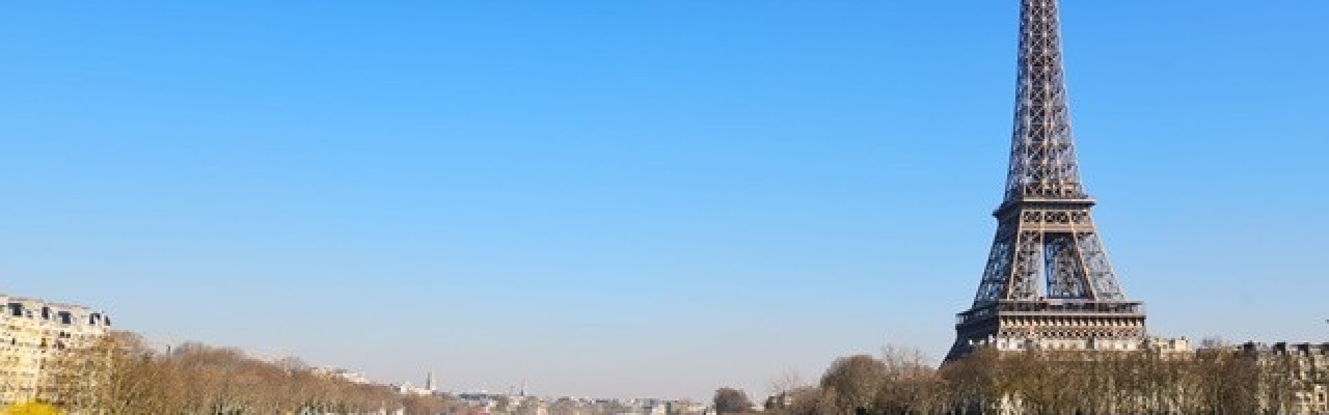 Paris Eiffelturm Das atemberaubende Bild zeigt den ikonischen Eiffelturm, das Wahrzeichen von Paris. Mit seiner majestätischen Präsenz und dem beeindruckenden Design ist der Eiffelturm ein Symbol für Romantik, Eleganz und die Schönheit der französischen Hauptstadt. Ob Sie den Turm bei Tag oder bei Nacht bewundern, er strahlt stets eine einzigartige Faszination aus. Buchen Sie Ihre Reise nach Paris und erleben Sie den Zauber des Eiffelturms, erkunden Sie die charmanten Straßen der Stadt der Liebe und tauchen Sie ein in die reiche Kultur und Geschichte dieser einzigartigen Metropole.