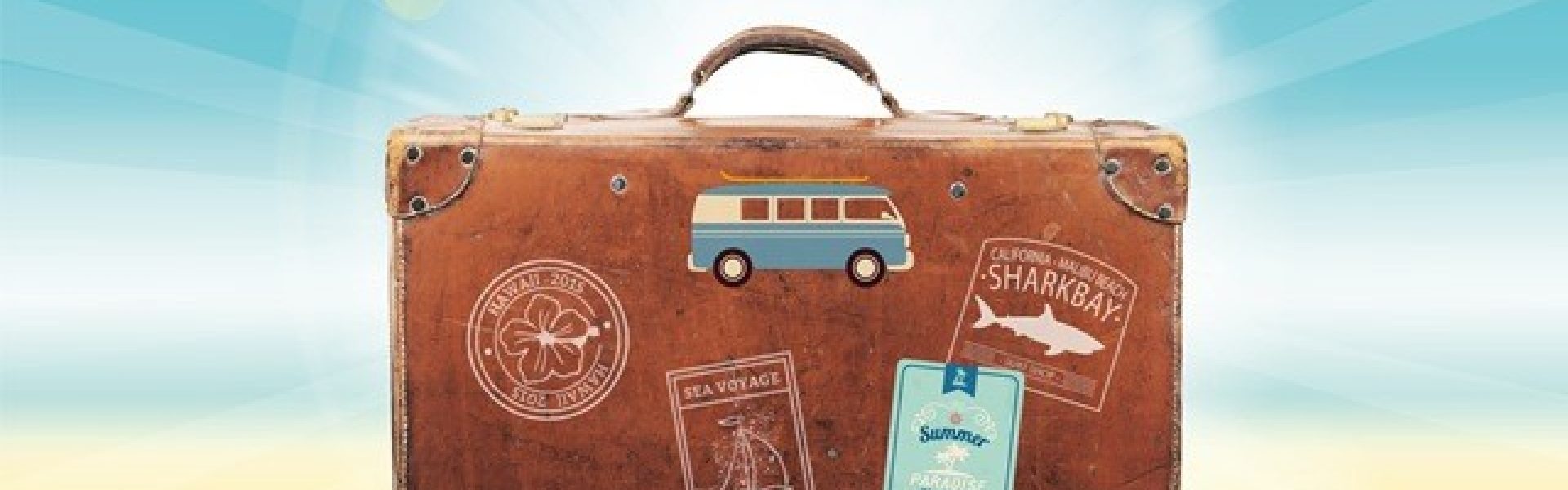 Reisegepäck-Urlaubsreisen-Pauschalurlaub Dieses Bild zeigt perfekt gepacktes Reisegepäck für den ultimativen Pauschalurlaub. Alles, was Sie für einen unbeschwerten Urlaub benötigen, ist hier: Sonnencreme, Strandtücher, Badebekleidung und natürlich Ihre Reisedokumente. Genießen Sie eine stressfreie Reise mit einem Pauschalurlaub, bei dem alle Details für Sie organisiert sind. Lehnen Sie sich zurück, entspannen Sie sich und freuen Sie sich auf unvergessliche Urlaubserlebnisse!