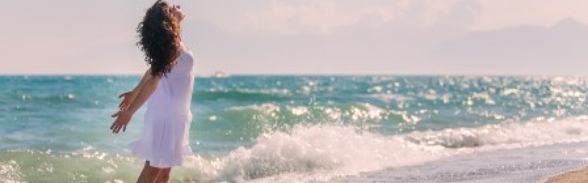 Sandstrand Traumurlaub Entfliehen Sie dem Alltag und genießen Sie die Schönheit eines unberührten Sandstrandes bei einem unvergesslichen Urlaub. Auf unserem Bild sehen Sie eine Frau, die in den brechenden Wellen am Strand steht und die Schönheit des Ozeans genießt. Wenn Sie auch eine solche unvergessliche Erfahrung machen möchten, dann sollten Sie sich unsere Urlaubsangebote ansehen. Wir bieten Ihnen eine breite Auswahl an Strandurlauben, bei denen Sie die Schönheit des Ozeans und des Sandstrandes erleben können.