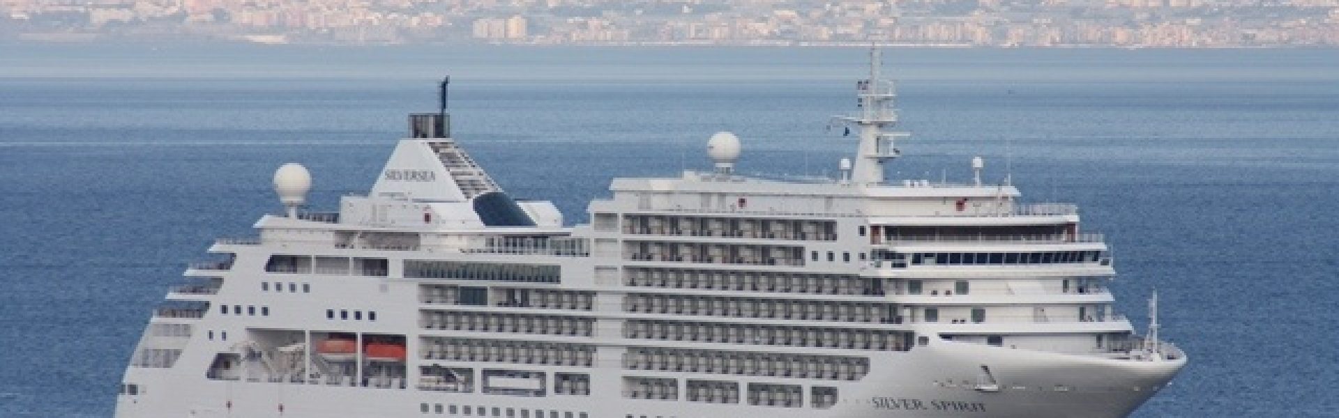 Silversea Kreuzfahrten Kreuzfahrtschiff In diesem beeindruckenden Bild sehen wir das Kreuzfahrtschiff von Silversea, das entlang der atemberaubenden Küste des Mittelmeers gleitet. Das türkisfarbene Wasser und die malerischen Küstenstädte bilden eine wunderbare Kulisse für dieses luxuriöse Kreuzfahrterlebnis. An Bord genießen die Passagiere den erstklassigen Service, die kulinarischen Köstlichkeiten und die zahlreichen Annehmlichkeiten, die Silversea zu bieten hat. Von der Erkundung historischer Sehenswürdigkeiten bis hin zu entspannten Strandtagen bietet diese Kreuzfahrt im Mittelmeer eine perfekte Mischung aus Kultur, Entspannung und Genuss.