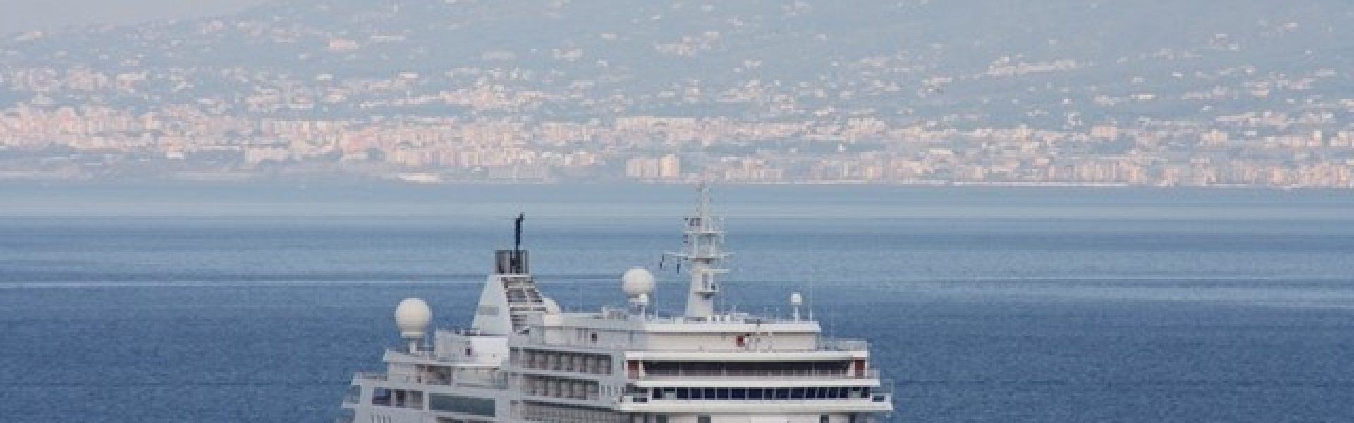 Silversea Kreuzfahrten Mittelmeer Auf diesem faszinierenden Bild sehen wir das elegante Kreuzfahrtschiff von Silversea, während es majestätisch durch das glitzernde Mittelmeer gleitet. Mit seinen imposanten Ausmaßen und modernem Design verkörpert es Luxus und Komfort. Die Passagiere an Deck genießen die warme Sonne, während sie den atemberaubenden Blick auf das azurblaue Meer und die Küstenstädte entlang der Route genießen. Die entspannte Atmosphäre, das erstklassige Serviceangebot und die vielfältigen Unterhaltungsmöglichkeiten machen diese Kreuzfahrt zu einem unvergesslichen Erlebnis. Ein Urlaub mit Silversea Kreuzfahrten im Mittelmeer verspricht Luxus, Entspannung und unvergessliche Momente.