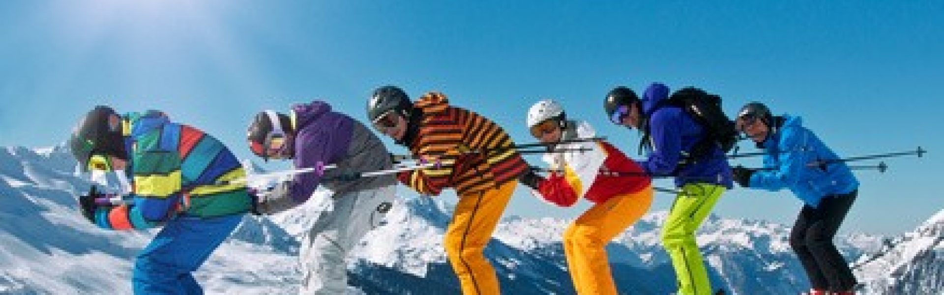 Winterurlaub Gruppe Skifahrer in Abfahrtshocke Dieses eindrucksvolle Bild zeigt eine Gruppe von Skifahrern in perfekter Abfahrtshocke während eines aufregenden Winterurlaubs. Der Schnee glitzert im Sonnenlicht, während die Skifahrer die steile Piste hinunterfahren. Die Freude und der Nervenkitzel des Skifahrens sind deutlich zu spüren. Dieses Bild fängt den Spaß und die Dynamik des Wintersports ein und lädt zum Träumen von einem unvergesslichen Winterurlaub ein.
