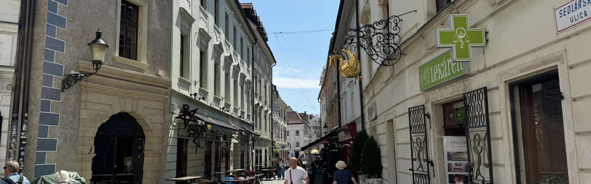 Historische Straße mit Geschäften und Cafés in der Altstadt von Bratislava in der Slowakei.