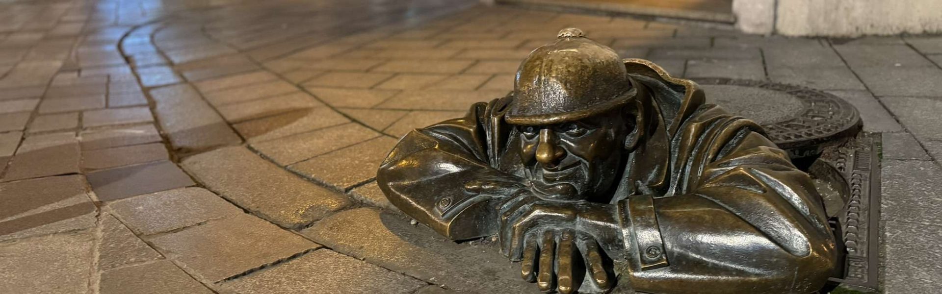 Die Statue des Cumil, auch bekannt als "Man at Work", in Bratislava.