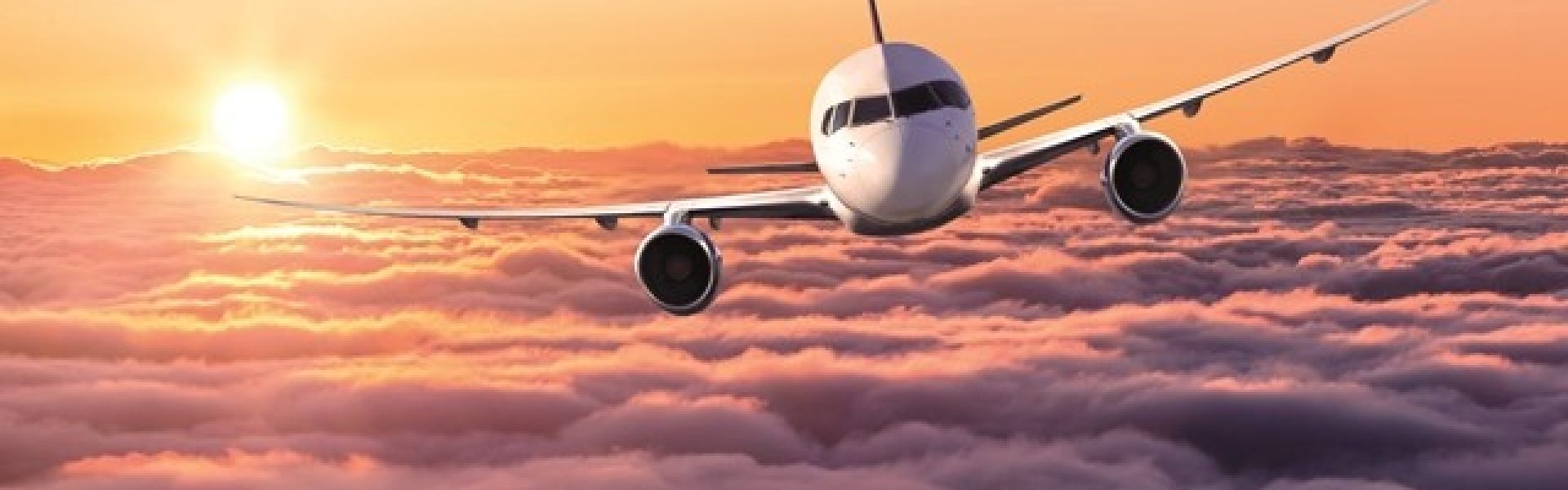 Urlaubsreisen im Flugzeug mit Sonnenaufgang. Ein atemberaubender Anblick! Dieses Bild zeigt ein Flugzeug, das majestätisch über den Wolken schwebt und den strahlenden Sonnenaufgang erlebt. Die warmen Farben des Himmels spiegeln sich in den Flügeln wider und verleihen dem Bild eine besonders magische Atmosphäre. Es erinnert uns daran, wie faszinierend und inspirierend es ist, in der Luft zu reisen und neue Horizonte zu entdecken.