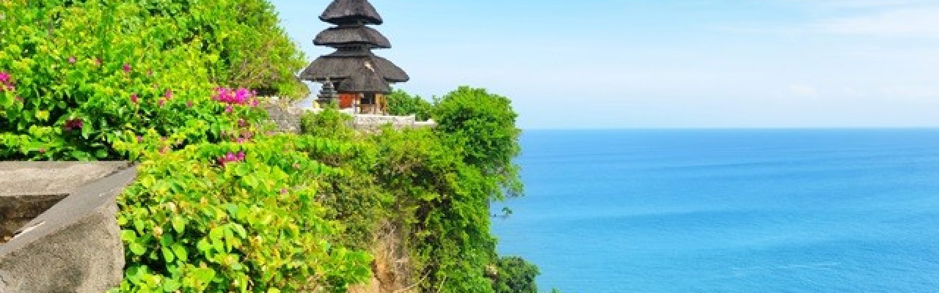 Uluwatu tempel-Urlaubsreise Bali-Urlaubsangebote Indonesien Das Bild zeigt den beeindruckenden Uluwatu-Tempel auf Bali, Indonesien, der ein beliebtes Reiseziel für Urlauber aus aller Welt ist. Der Tempel thront majestätisch auf einer Klippe über dem Indischen Ozean und bietet einen atemberaubenden Panoramablick. Tauchen Sie ein in die spirituelle Atmosphäre dieses heiligen Ortes, erkunden Sie die kunstvollen Tempelstrukturen und erleben Sie den Zauber der balinesischen Kultur. Bali ist bekannt für seine tropische Schönheit und den entspannten Lebensstil, und der Uluwatu-Tempel verkörpert all das in Perfektion.