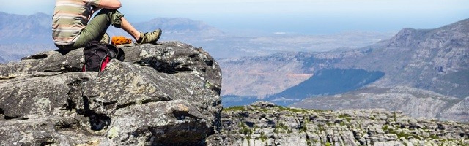 Urlaub Südafrika Tafelberg Wandern Das Bild zeigt einen abenteuerlustigen Wanderer, der auf den beeindruckenden Tafelbergen in Südafrika unterwegs ist. Die majestätischen Gipfel ragen hoch in den Himmel und bieten einen atemberaubenden Blick auf die umliegende Landschaft. Der Wanderer genießt die frische Luft, die unberührte Natur und das Gefühl der Freiheit, während er die herausfordernden Pfade erkundet. Die Tafelberge sind ein Paradies für Outdoor-Enthusiasten und bieten unvergessliche Wandererlebnisse inmitten der spektakulären Kulisse Südafrikas. Buchen Sie jetzt Ihre Reise und tauchen Sie ein in die faszinierende Welt der Tafelberge!