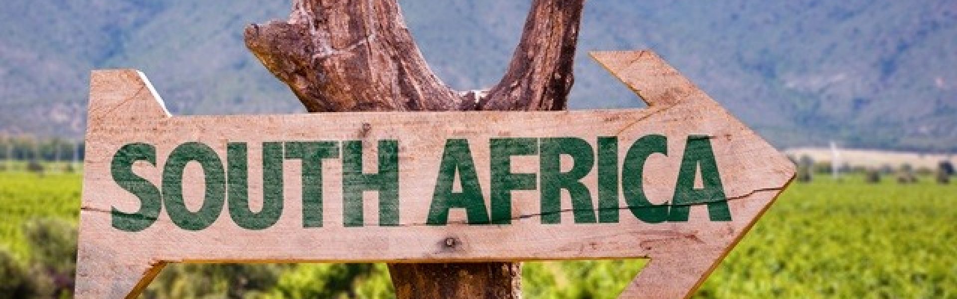 Urlaub-Südafrika Das Bild zeigt ein Schild mit der Aufschrift "Südafrika", das an einem idyllischen Ort platziert ist. Das Schild ist ein symbolischer Hinweis auf das Land und weckt die Vorfreude auf eine spannende Reise durch die atemberaubenden Landschaften, faszinierende Tierwelt und reiche Kultur Südafrikas. Es lädt den Betrachter ein, seine Reisepläne zu schmieden und sich auf unvergessliche Erlebnisse in diesem vielfältigen Land vorzubereiten. Egal ob Safaris, traumhafte Strände, aufregende Städte oder faszinierende kulturelle Begegnungen - Südafrika verspricht ein unvergessliches Abenteuer.