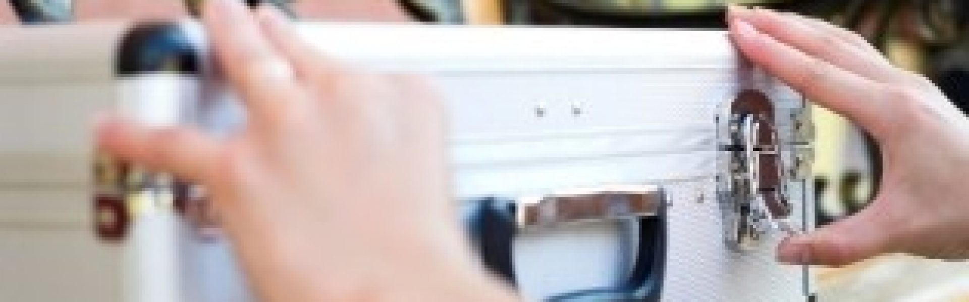 Koffer Reisegepäck Packen Sie Ihren Koffer und machen Sie sich bereit für eine unvergessliche Reise. Auf unserem Bild sehen Sie nur einen Koffer auf einer Parkbank, der für viele Abenteuer und Erlebnisse bereit ist. Wenn auch Sie Lust auf eine Reise haben und unvergessliche Erfahrungen sammeln möchten, dann sollten Sie sich unsere Urlaubsangebote ansehen. Wir bieten Ihnen eine breite Auswahl an Reisen und Urlauben, bei denen Sie neue Orte und Kulturen entdecken können.
