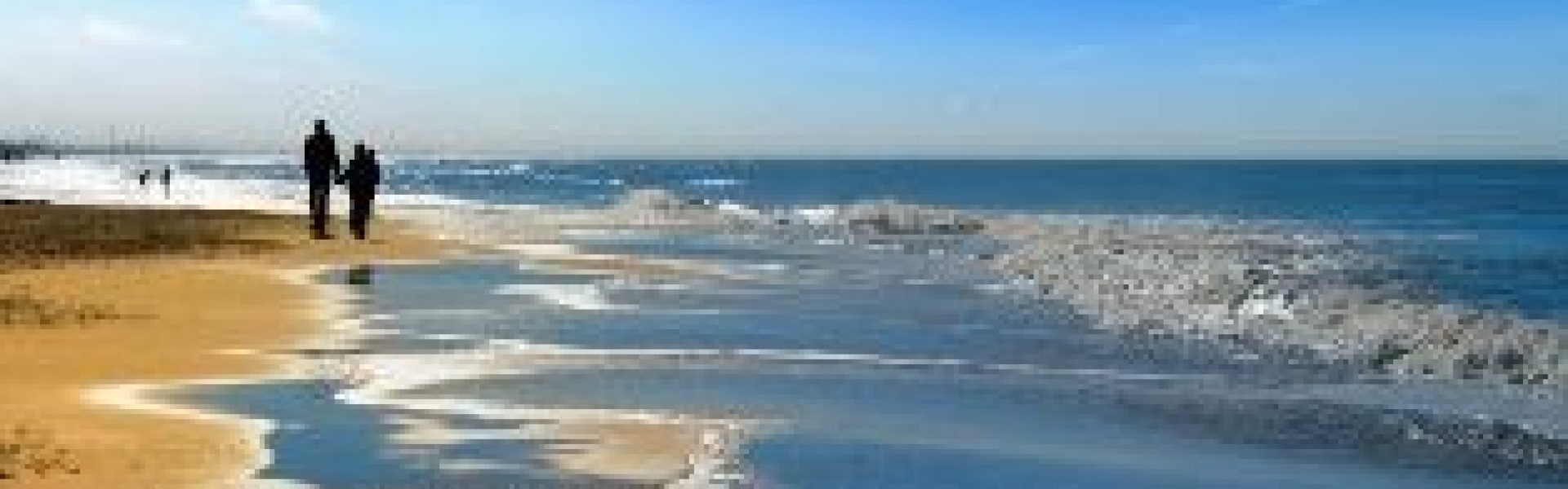 Urlaub am Strand Entfliehen Sie dem Alltag und genießen Sie die Sonne, den Strand und das Meer mit einem unvergesslichen Urlaub am Sandstrand. Auf unserem Bild sehen Sie den unendlichen Sandstrand und das klare Wasser, das Sie erwartet. Wenn Sie auch eine solche unvergessliche Erfahrung machen möchten, dann sollten Sie sich unsere Urlaubsangebote ansehen. Wir bieten Ihnen eine breite Auswahl an Urlaubsangeboten am Sandstrand, bei denen Sie die Schönheit der Natur und die Ruhe des Meeres genießen können.