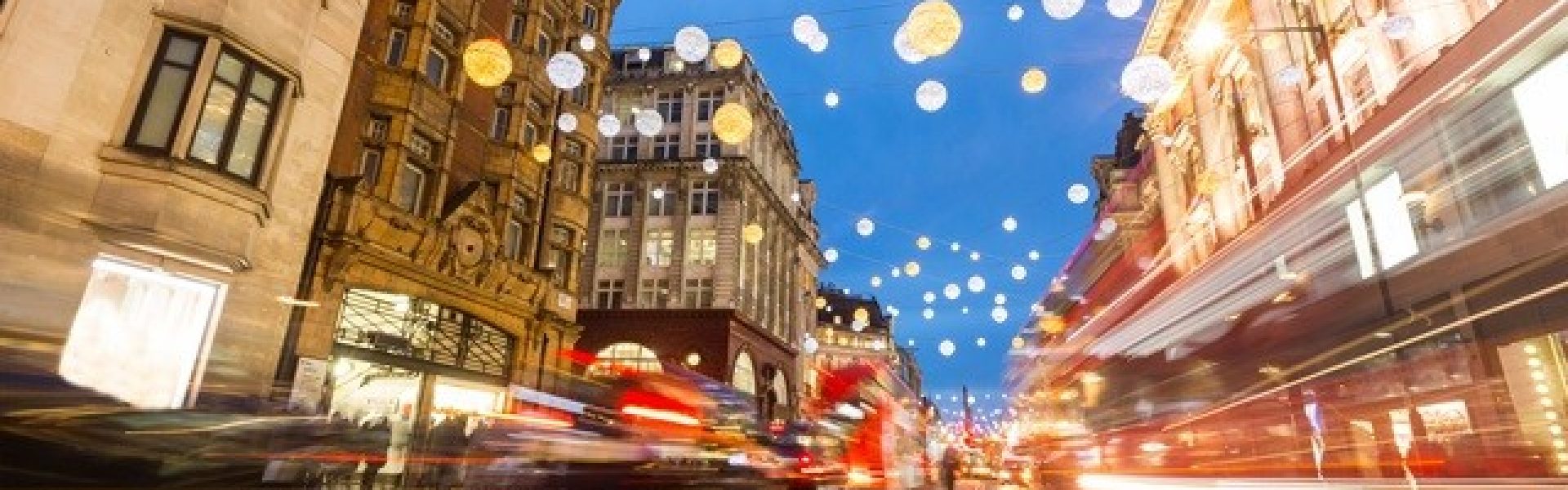Weihnachtsshopping London-Oxford Street mit Weihnachtsbeleuchtung Das Bild zeigt die lebendige Oxford Street in London während der Weihnachtszeit. Die Straße ist mit einer atemberaubenden Weihnachtsbeleuchtung geschmückt, die eine magische Atmosphäre schafft. Die Oxford Street ist bekannt für ihre Vielzahl von Geschäften, von Luxusmarken bis hin zu beliebten Einzelhandelsketten, und bietet somit ein Paradies für Weihnachtsshopper. Hier können Besucher Geschenke für ihre Lieben finden, während sie von der festlichen Stimmung und dem Glanz der Lichter umgeben sind.