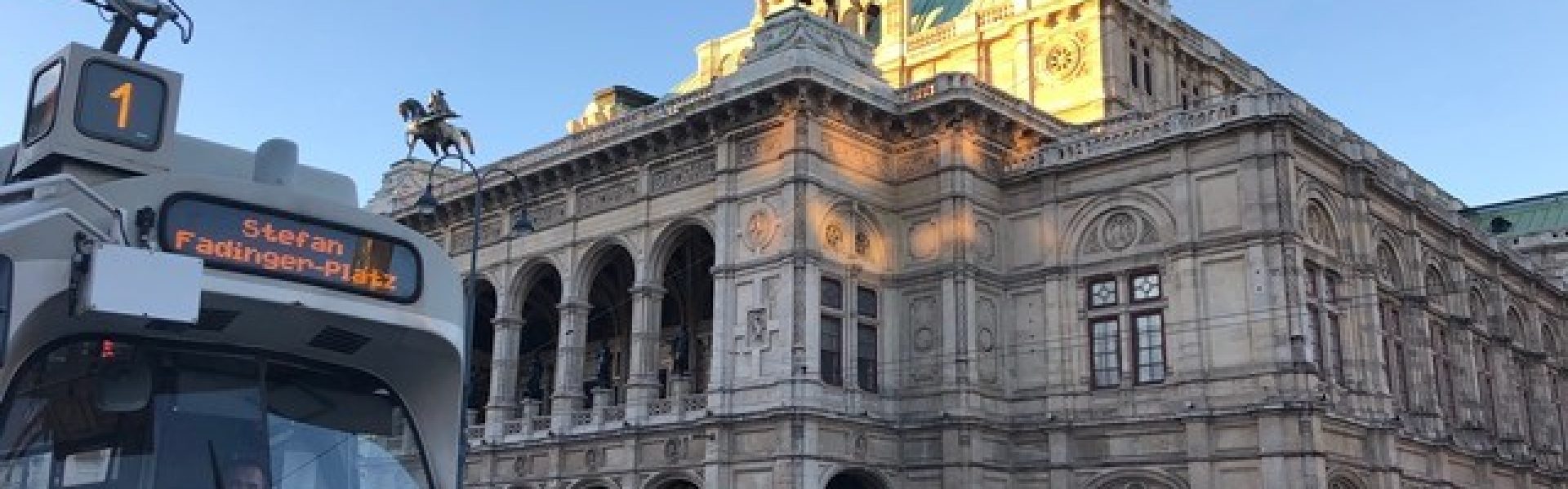 Wien-Österreich-Wiener Staatsoper Dieses atemberaubende Bild zeigt die prächtige Wiener Staatsoper, eines der bekanntesten Opernhäuser der Welt. Das imposante Gebäude strahlt eine zeitlose Eleganz aus und symbolisiert die reiche musikalische Tradition Wiens. Mit seiner majestätischen Architektur und der beleuchteten Fassade zieht die Wiener Staatsoper die Aufmerksamkeit der Besucher auf sich. Das Bild fängt die Atmosphäre und den Glanz der Oper ein und lädt dazu ein, eine Aufführung zu erleben und in die Welt der klassischen Musik einzutauchen.