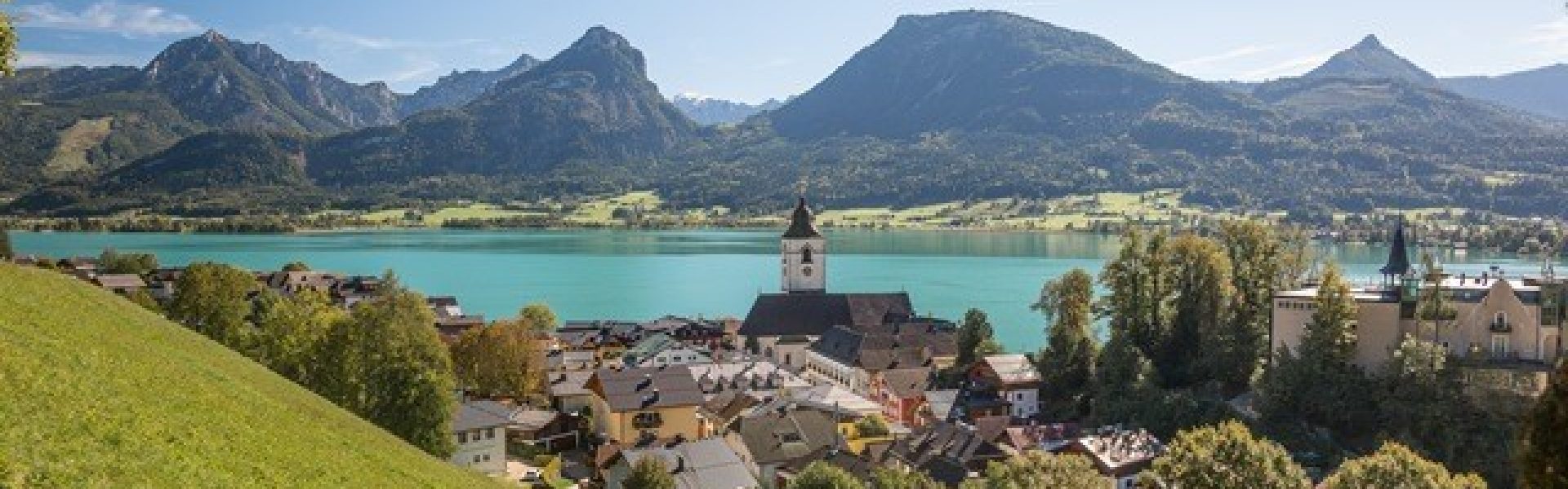 Wolfgangsee-Österreich Urlaubsreisen-St. Wolfgang Das Bild zeigt den malerischen Wolfgangsee in Österreich, genauer gesagt die charmante Stadt St. Wolfgang. Umgeben von majestätischen Bergen und klarem, türkisblauem Wasser ist der Wolfgangsee ein beliebtes Reiseziel für Natur- und Kulturliebhaber. Das idyllische Städtchen St. Wolfgang lädt mit seinen historischen Gebäuden, charmanten Gassen und gemütlichen Cafés zum Verweilen ein. Ob beim Bootfahren auf dem See, Wandern in der umliegenden Berglandschaft oder dem Genuss traditioneller österreichischer Küche - der Wolfgangsee bietet ein unvergessliches Urlaubserlebnis.