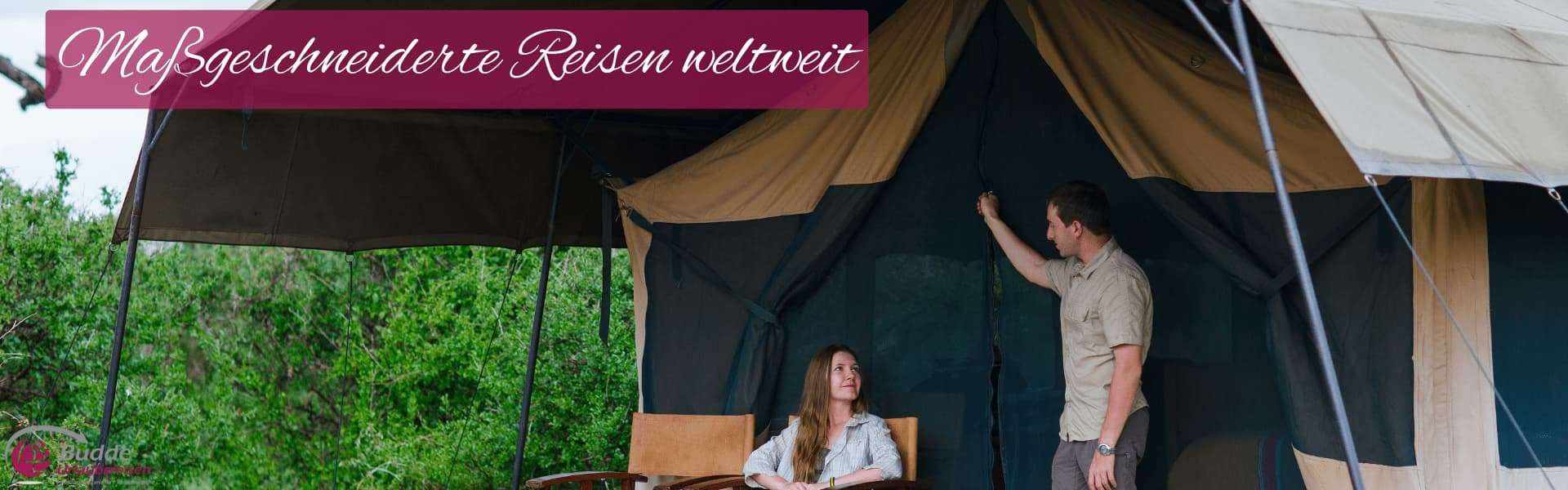Urlaubsreisen Zelt mit zwei Stühlen und einer Person, die im Inneren steht, während eine andere sitzt.
