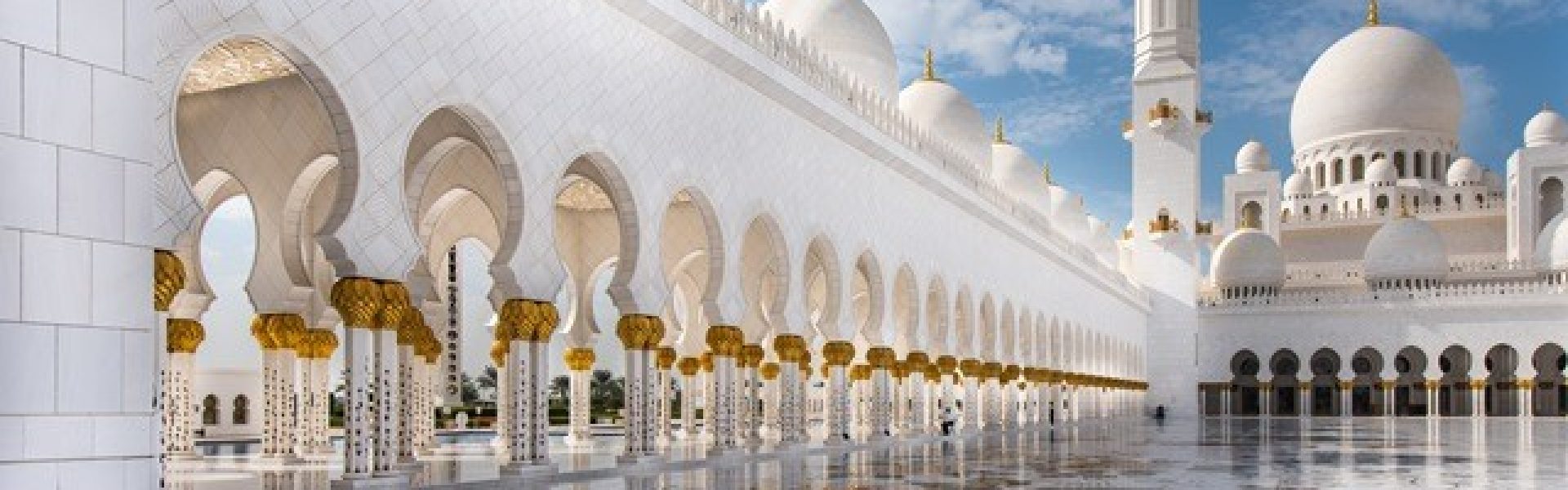moschee-abu dhabi-urlaubsreisen-urlaubsangebote emirate Das Bild zeigt die atemberaubende Moschee in Abu Dhabi, einer der beeindruckendsten architektonischen Schätze der Vereinigten Arabischen Emirate. Mit ihren kunstvollen Details, den imposanten Kuppeln und den eleganten Minaretten strahlt die Moschee eine majestätische Pracht aus. Abu Dhabi ist ein beliebtes Reiseziel für Urlaubsreisen in die Emirate und bietet Besuchern die Möglichkeit, diese faszinierende Moschee zu erkunden und die reiche Kultur und Geschichte der Region zu erleben.