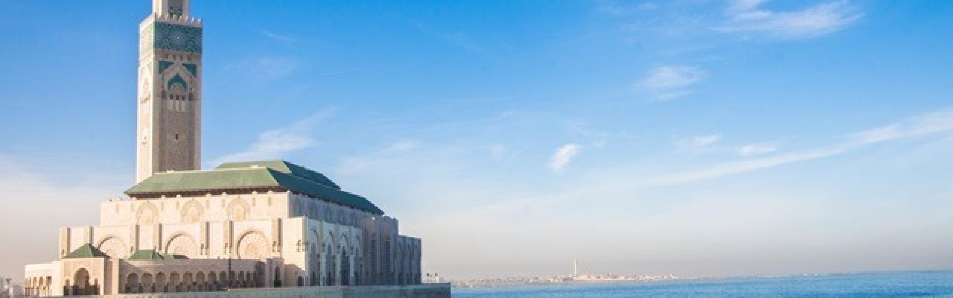 moschee-casablanca-Kreuzfahrten buchen-urlaubsreisen Das Bild zeigt die beeindruckende Moschee in Casablanca, Marokko, eine architektonische Meisterleistung, die Besucher aus aller Welt fasziniert. Mit ihrer imposanten Größe und ihrem modernen Design ist sie ein Symbol für die religiöse und kulturelle Vielfalt des Landes. Casablanca ist ein beliebtes Reiseziel für Kreuzfahrten und Urlaubsreisen, und der Besuch dieser Moschee ist ein absolutes Highlight. Tauchen Sie ein in die faszinierende Atmosphäre von Casablanca und lassen Sie sich von der Schönheit und Pracht dieser einzigartigen Moschee verzaubern.