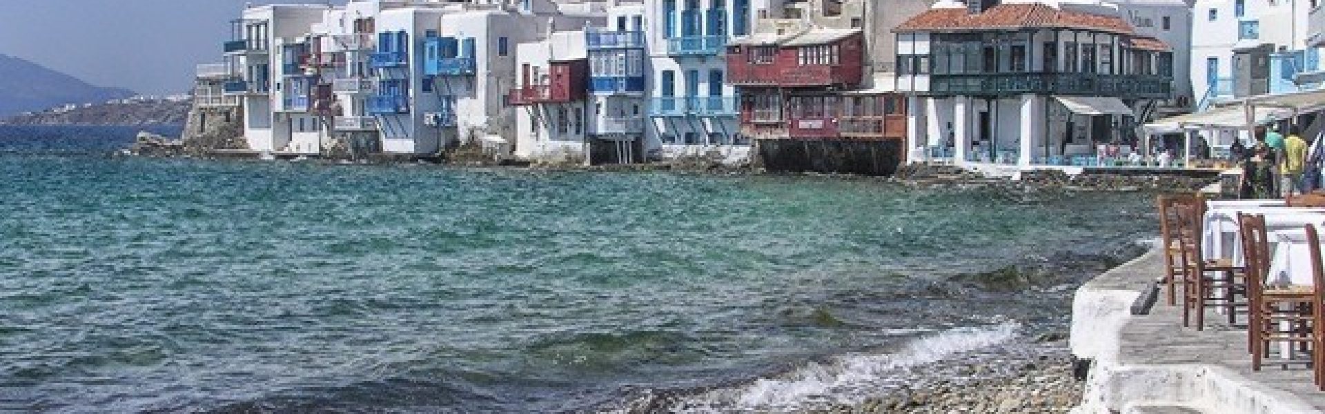 mykonos-urlaubsreise griechenland-Urlaubsangebote Das Bild zeigt die malerische Insel Mykonos in Griechenland, ein beliebtes Ziel für Urlaubsreisen. Mit seinen charakteristischen weißen Häusern, engen Gassen und lebendigen Strandbars lockt Mykonos Besucher aus aller Welt an. Die Insel bietet eine breite Palette an Urlaubsangeboten, darunter luxuriöse Resorts, aufregende Wassersportmöglichkeiten und eine pulsierende Partyszene. Genießen Sie die entspannte Atmosphäre, erkunden Sie die charmanten Dörfer und lassen Sie sich von der Schönheit der Ägäis verzaubern.