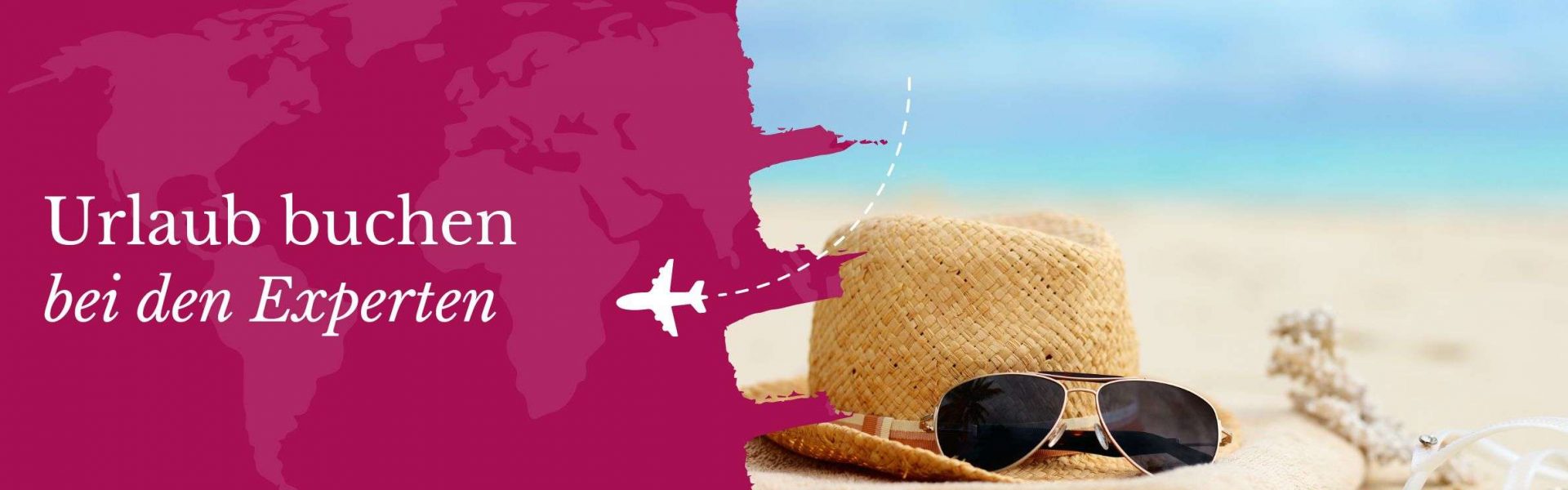 Urlaub buchen beim Reiseexperten im Reisebüro Strohhut und Sonnenbrille auf einem sandigen Strand.